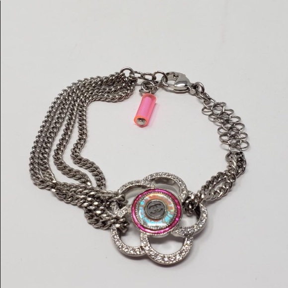 CHANEL cc silver, silver tone camellia bracelet. - Picture 2 of 8